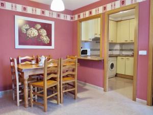 a kitchen and dining room with a table and chairs at COSTA DAURADA APARTAMENTS - Larimar in Salou