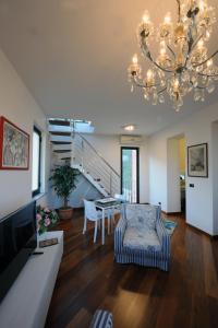 un soggiorno con lampadario pendente e una sala da pranzo di La Torretta Rosa a La Spezia