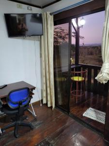 a room with a desk and a chair and a window at Cabana Luna in Jicaral