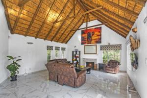 a living room with leather furniture and a wooden ceiling at Mandy place in Sandown