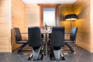 - une salle à manger avec une table et quatre chaises dans l'établissement Le Paradis 24 apartment - Chamonix All Year, à Chamonix-Mont-Blanc