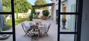 a table and chairs sitting on a patio at La Cigale dans l'Olivier in Vernègues