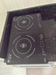 a control panel of an oven with dials on it at Refúgio ensolarado a poucos passos do mar in Navegantes