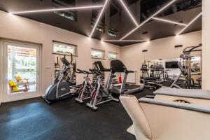 a gym with bikes and treadmills in a room at Hotel Kahlberg in Krynica Morska