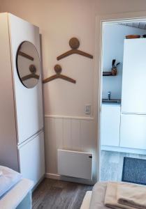 a room with a mirror and a bed and a mirror at BLÅBJERGGAARD - Hennebysvej 60 in Henne Strand