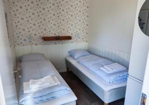 a small room with two beds and a mirror at BLÅBJERGGAARD - Hennebysvej 60 in Henne Strand