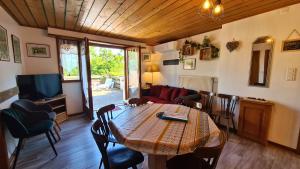 a living room with a table and a couch at Gîte et Chambres d'hôtes, l'Erable in Beblenheim