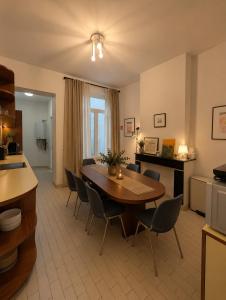 a kitchen and dining room with a table and chairs at Maison de Florence in Brussels