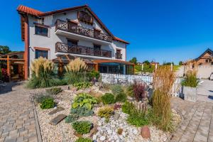 a house with a garden in front of it at Hotel Kahlberg in Krynica Morska