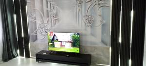 Ein Flachbildfernseher steht auf einem Ständer im Wohnzimmer. in der Unterkunft Michael Apartment in Valga
