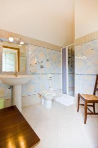 ein Bad mit einem Waschbecken, einem WC und einer Dusche in der Unterkunft History Hotel in Valderice
