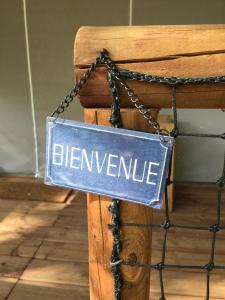 a sign with the word dervenve hanging on a chain at Lodging Le Lac in Lacanau