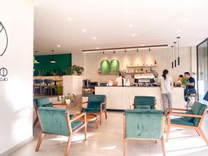 a restaurant with green chairs and a counter at Apartamento Moderno z 10-Jacuzzi-Lavandería-AC-Gym-GuatemalaCity in Lo de Contreras +47 photos