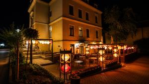 dom ze światłami przed budynkiem w obiekcie Saigon Blue Hotel w Dreźnie +26 zdjęć