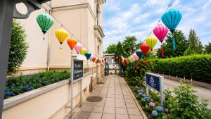 chodnik z kolorowymi parasolami przymocowanymi do budynku w obiekcie Saigon Blue Hotel w Dreźnie