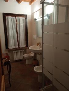 a bathroom with two toilets and a sink at Casa LB14 in Castelletto Borgo