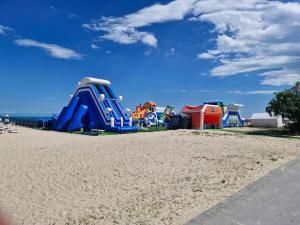 eine Gruppe von Spielgeräten am Strand in der Unterkunft Dan-Mari in Baltschik