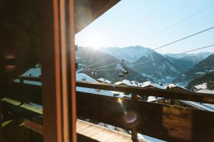 Blick aus dem Fenster eines Skilifts in der Unterkunft W Verbier in Verbier + 202 Fotos