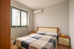 a bedroom with a bed and a window at Casa Dreamo in Sarnico