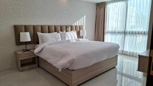 ein Schlafzimmer mit einem großen Bett und einem großen Fenster in der Unterkunft فندق جواهر العبدلي - Jawaher Hotel in Amman