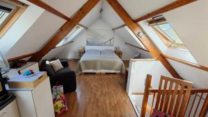 a bedroom with a bed in a attic at Logies op Dreef in Driebergen
