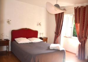 a bedroom with a bed and a window at Chambre dhôtes au pigeonnier in Poulan-Pouzols