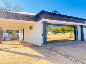 ein Haus mit Garage und Zaun in der Unterkunft Mafjoint in Zeerust