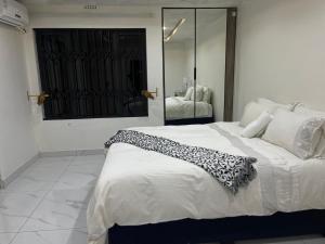 ein Schlafzimmer mit einem großen Bett und einer Decke mit Leopardenmuster in der Unterkunft Mafjoint in Zeerust