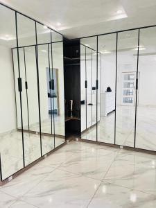 ein großer Raum mit Glastüren an einer Wand in der Unterkunft Mafjoint in Zeerust