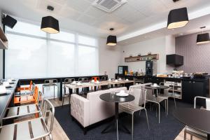 Ténéo Apparthotel Talence Espeleta tesisinde bir restoran veya yemek mekanı