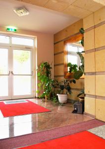 Habitación con puerta y alfombra roja en Hotel Dietrichsdorfer Hof en Kiel