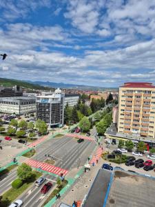 Luftaufnahme einer Stadt mit einem Parkplatz in der Unterkunft Sun View Boulevard in Alba Iulia