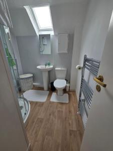 a bathroom with a toilet and a sink at 3 bed house in Winterbourne Abbas in Winterborne Abbas +25 photos