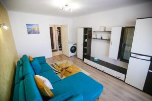 ein Wohnzimmer mit einer blauen Couch in einem Zimmer in der Unterkunft Sun View Boulevard in Alba Iulia