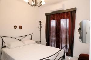 a bedroom with a bed and a window at VenisHome 2 in Chrysoupolis