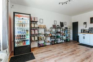 a room with a refrigerator filled with lots of drinks at Grey Pine Lodge in Waynesboro +34 photos