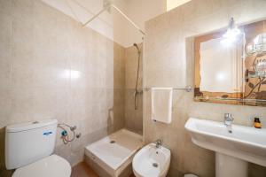 a bathroom with a toilet and a sink and a mirror at Hôtel Mauritania Centre-Ville Casablanca Petit-Déjeuner Buffet Gratuit in Casablanca +52 photos