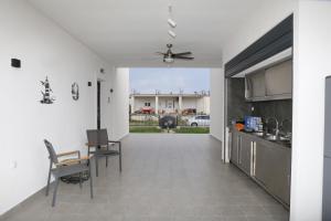 a kitchen and dining room with a ceiling fan at VenisHome 2 in Chrysoupolis