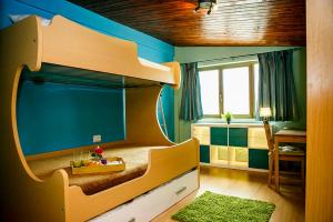 ein Kinderschlafzimmer mit einem Etagenbett in einem Zimmer in der Unterkunft Sierra Nevada Home in Sierra Nevada + 35 Fotos