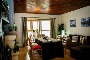 ein Wohnzimmer mit einem Tisch und einem Sofa in der Unterkunft Sierra Nevada Home in Sierra Nevada