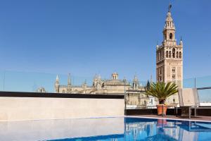 vistas a un edificio con una torre de reloj en Hotel Casa 1800 Sevilla, en Sevilla
