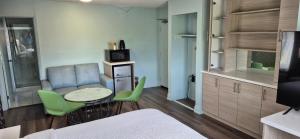 a room with a table and chairs and a bed at Mammas Inn in Niagara Falls
