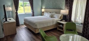 a hotel room with a bed and a table and chairs at Mammas Inn in Niagara Falls