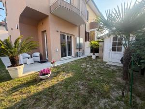 a courtyard of a house with palm trees and plants at Angels Venice in Marghera