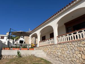 a building with a stone wall and a balcony at Vista al Mar 2 Peñiscola in Peniscola