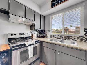 a kitchen with stainless steel appliances and a window at Silk Oak Tempe in Tempe