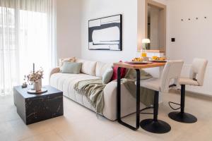 ein Wohnzimmer mit Sofa und Tisch in der Unterkunft Mad Spaces in Volos + 39 Fotos