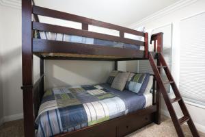 a bunk bed in a bedroom with a bunk bedutenewayewayangering at Sweet 5 Bedroom, 4 Bath Pool Home 1/2 Mile Walk To Disney in Anaheim