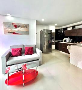 a living room with a couch and a kitchen at Apartamento Tranquilo y Acogedor in Sabaneta