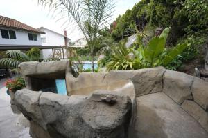 En have udenfor Coming Mid-April 2023! Beautifully upgraded two-story home with backyard oasis